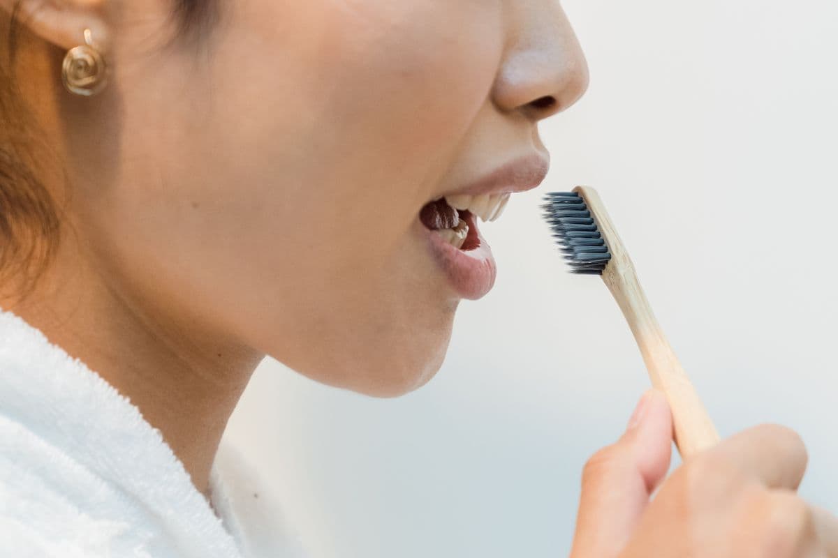 Bọc răng sứ có gây hôi miệng không? Nguyên nhân và cách khắc phục