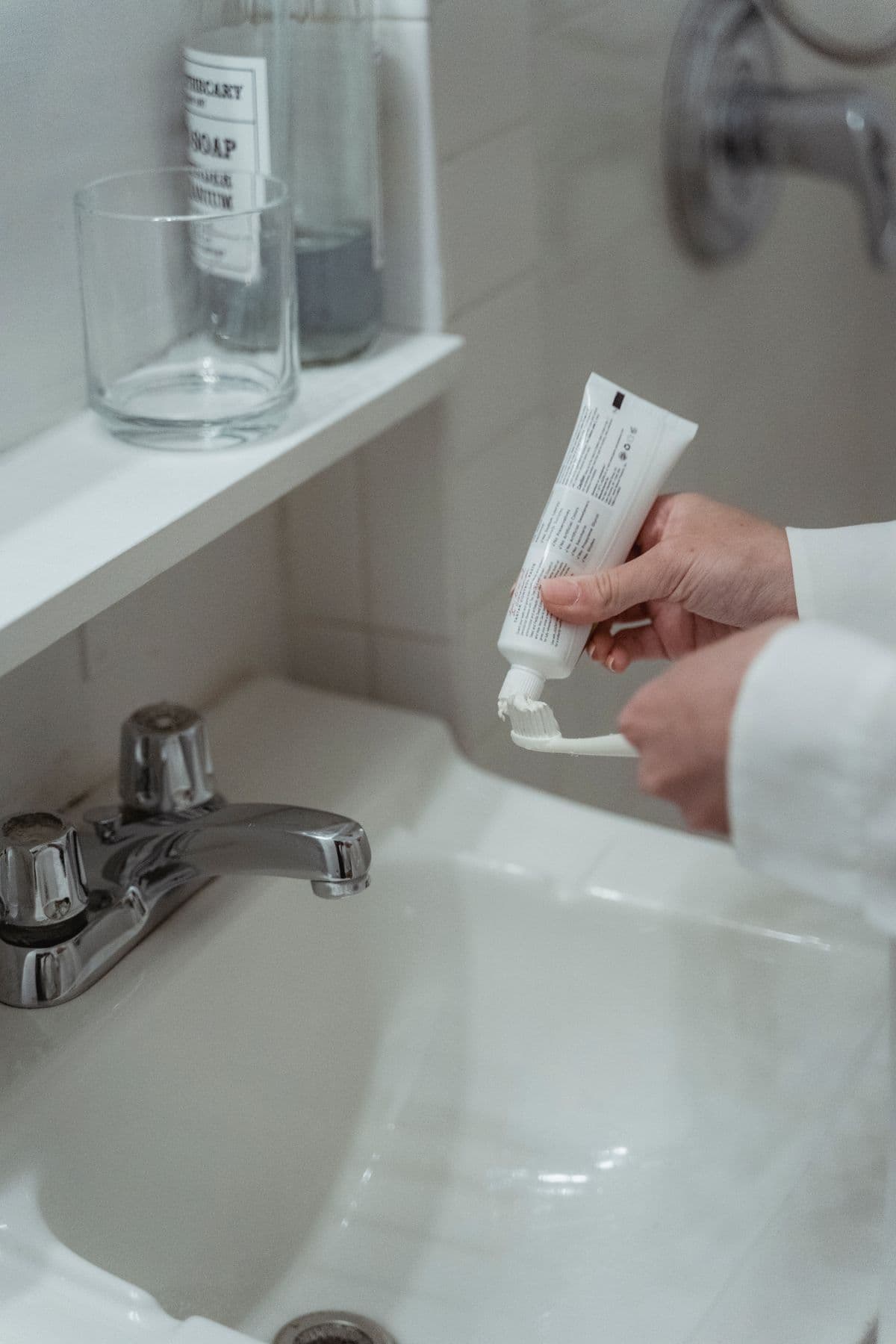 Chăm sóc răng sứ đúng cách để dùng bền lâu