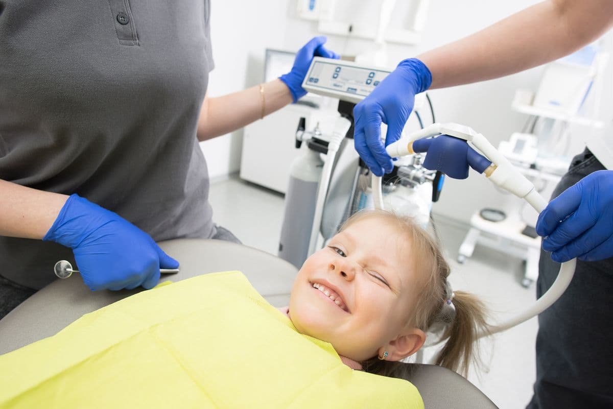 Trẻ em có nên bọc răng sứ, niềng răng sớm không?